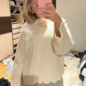 Vit stickad tröja - Vit stickad tröja i ett jätteskönt material, endast använd 2 ggr