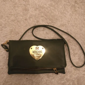 Väska - Ej orginal. Liten grön väska i mycket fint skick 