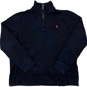 Ralph Lauren Half-Zip Tröja - Svart halfzip tröja från Ralph Lauren i bra skick! Storlek L, ställ gärna frågor!😊