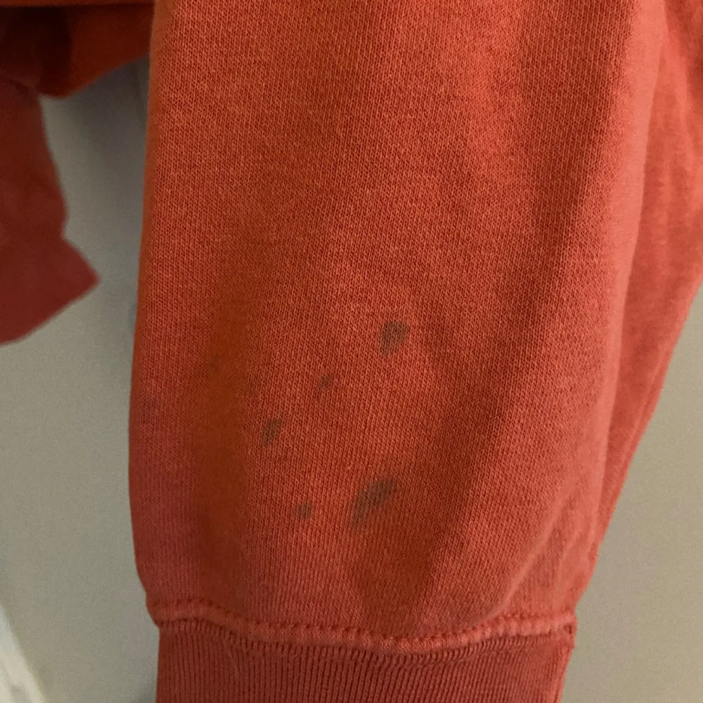 Croppad sweatshirt från Nike. Den har dessvärre några bruna fläckar på sig som inte går bort. Hoodies.