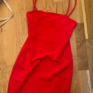 Klänningar  - Figursydd röd klänning, stretchig superfin och mjuk. Storlek XS. Brun satinklänning, superlyxigt med öppen rygg. Storlek 38/40 Beige sommarklänning med volanger på slutet, och raka smala axelband med snörning på sidan som ger en figursydd Modell. Stl M/38