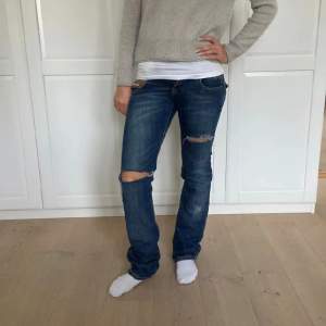 Super coola lågmidjade utsvängda jeans som tyvärr är försmå på mig!💕💕