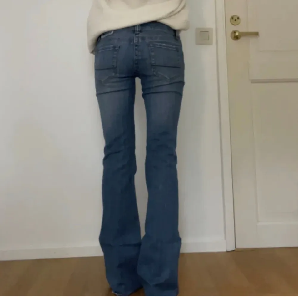 lågmidjade jeans! passar xs-s, jag är 166 cm lång. (lånade bilder men sitter likadant på mig) frakt tillkommer 💕. Jeans & Byxor.