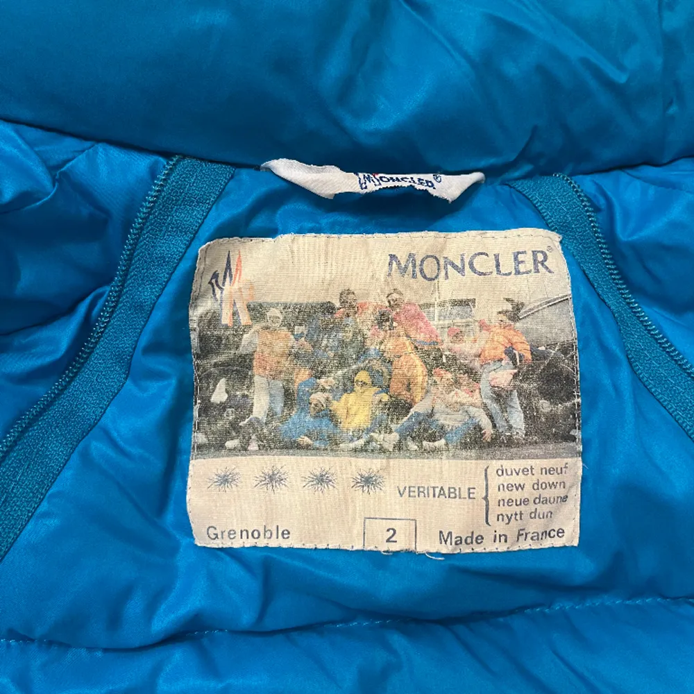 Moncler dunväst, köpt vintage så säljs i det skicket. Har många år kvar fortfarande!  Storlek 2, men passar mig som har medium.. Jackor.