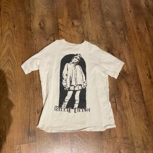 Billie eilish t shirt  - Nypris 149kr, i princip oanvänd 35+ BILLIE EILISH PRODUKTER KOLLA MITT KONTO