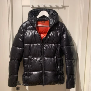 Save The Duck Jacka - Säljer nu denna Save The Duck jacka då den har blivit för liten. Jackan är i ny skick och har inte några repor alls på sig. Hör av er vid minsta lilla fråga🤝 priser kan diskuteras vi snabb affär