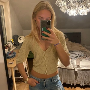 Guldig topp - Strl m men passar xs-s oxå, 275kr