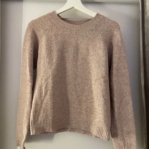Veromoda  - Fin stickad tröja från veromoda, se färgen bättre på bild 2. Köparen står för frakten💗