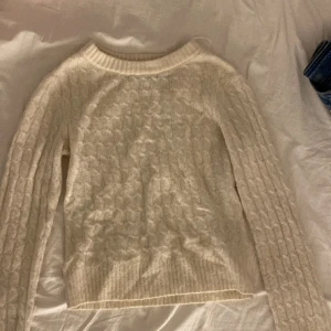 bikbok stickad tröja - säljer på grund av att den inte kommer till användning. använd några gånger, lite nopprig. 