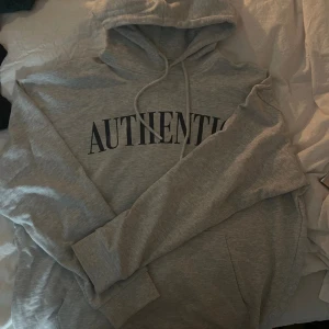 Hoodie - En grå skitsnygg Hoodie ifrån carlings men tyvärr inte kommer till användning. Kom gärna till dm för frågor💗