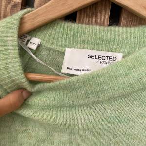 Säljer en stickad tröja från Selected Femme i storlek XS. Endast använd två gånger så är i väldigt fint skick. Färgen är som på bild 1.