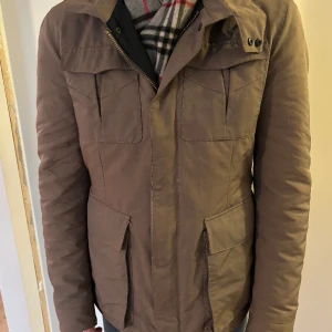 Valentino field jacket - En super fet valentino garavani field jacket. Storleken är 48 IT vilket motsvarar M. Jag som är 176 och väger runt 68 kg kan ha den men den är något stor. Den är i väldigt bra skick och jag skulle säga att den är runt 8,5/10. Inga skador!!