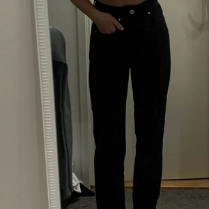 Svarta jeans - Svarta jeans med hög midja 🖤 Mycket fint skick!