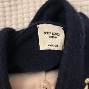 Säljer en fett John Henric Kashmir hoodie. Skick 9/10, har lite nopprar men lätt att få bort. Nypris 2200kr. 