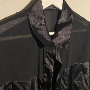 Skjorta svart, genomskinlig  - Svart skjorta, nypris 149kr aldrig använd storlek L