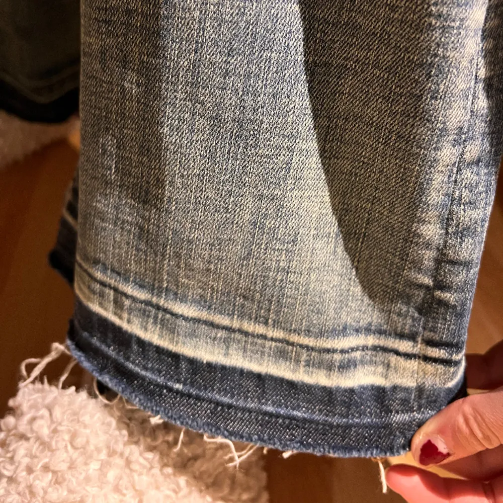 Säljer mina Ganni jeans som inte kommer till användning:((( köptes i Köpenhamn i en Ganni butik för 2100kr. Jättefina längst nere, samt har ett ganni märke på vänster bakficka💙💙. Jeans & Byxor.