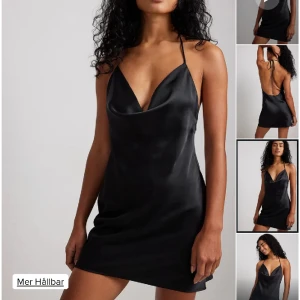 Satin klänning  - En helt oanvänd satin klänning från NA-KD, säljer då jag inte hann använda den, prislapp sitter kvar och den ligger fortfarande i påsen! Skriv för fler bilder om det önskas!