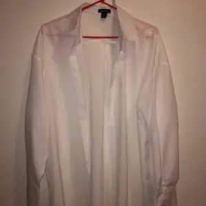 Säljer denna vita skjortan från boohoo i storlek 36, är lite genomskinlig.