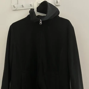 Skön fleece tröja med mud  - Jätte skön använd i stallet några fåtal gånger, sitter bekvämt och håller en varm speciellt med munmudden tvättas och stryks innan den skickas