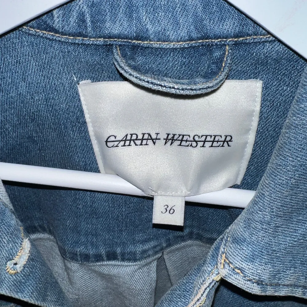 Supersnygg jeansjacka från Carin Wester som behöver ett nytt hem. Perfekt till vår, sommar, höst! Tryck på köp nu eller ge ett prisförslag.. Jackor.