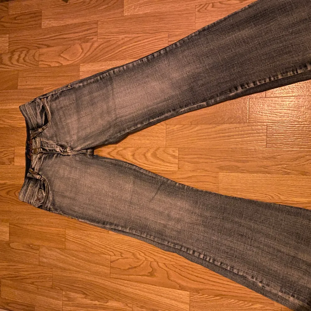 Säljer dessa snygga och mycket unika jeans! Så coola grå blåa jeans med lite detaljer på baksidan, har några defekter men det går att laga jättelätt och stans nästan inte ens! sitter helt perfekt. Jeans & Byxor.