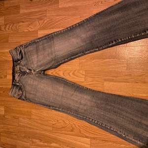 Säljer dessa snygga och mycket unika jeans! Så coola grå blåa jeans med lite detaljer på baksidan, har några defekter men det går att laga jättelätt och stans nästan inte ens! sitter helt perfekt
