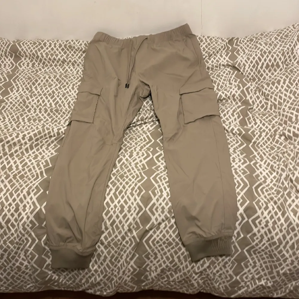 Dessa är ett par cargo byxor som är helt oanvända och är i storlek M, de passar män/killar i längd 180 cm och det är lite baggie.. Jeans & Byxor.