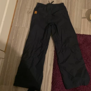 parachute pants - Säljer dessa snygga parparachute byxor eftersom de är för små för mig, hel nytt skick. Ser ut som den andra bilden när man har de på.