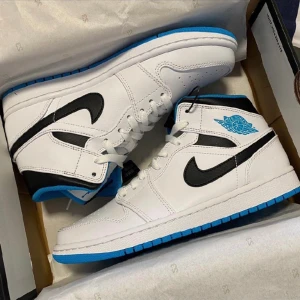JORDAN 1 "LASER BLUE" MID - Skor, stl. 44, Herr Skorna är köpta för ca 1år sedan från merchsweden och använt ett fåtal gånger Strl 44 Skick 8/10 Lite smutsiga men inga skador på skorna Ny pris 3999 Pris går att diskuteras 