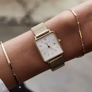  Fin, elegant och classy klocka från märket Rosefield säljs för 890kr. Klockan är i ny skick✨