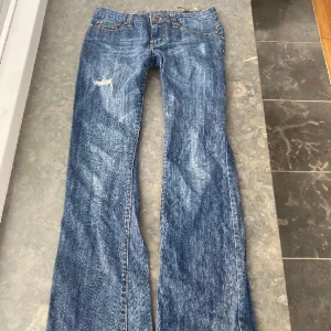Lågmidjade jeans  - Säljer dessa ursnygga lågmidjade jeans❤️‍🔥❤️‍🔥 har tyvärr inga bilder på då de nt passar❤️‍🔥❤️‍🔥 de e gratis frakt❤️‍🔥❤️‍🔥 kan gå ner i pris vid snabb affär🥰midjemått 37 cm tvärsöver och 79 cm i innerbenslängden❤️‍🔥❤️‍🔥