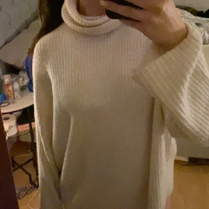 Stickad tröja  - Stickad tröja från hm som inte kommer till användning💕