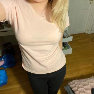 En beige/ ljusrosa t-shirt  Använder sällan  Bra skick 