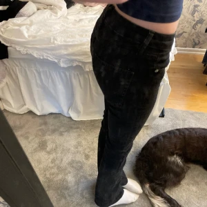 jeans  - svarta bootcut jeans 