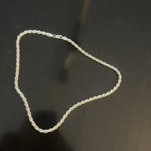 Cordell silver kedja - Säljer en cordell silver kedja köpt för 2200kr har ej använt kvitto medföljer ” silverstämplad”