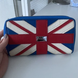 Gina tricot väska - En jätte söt o praktisk gina plånbok/väska, lite utsliten men inga större skador 🫶