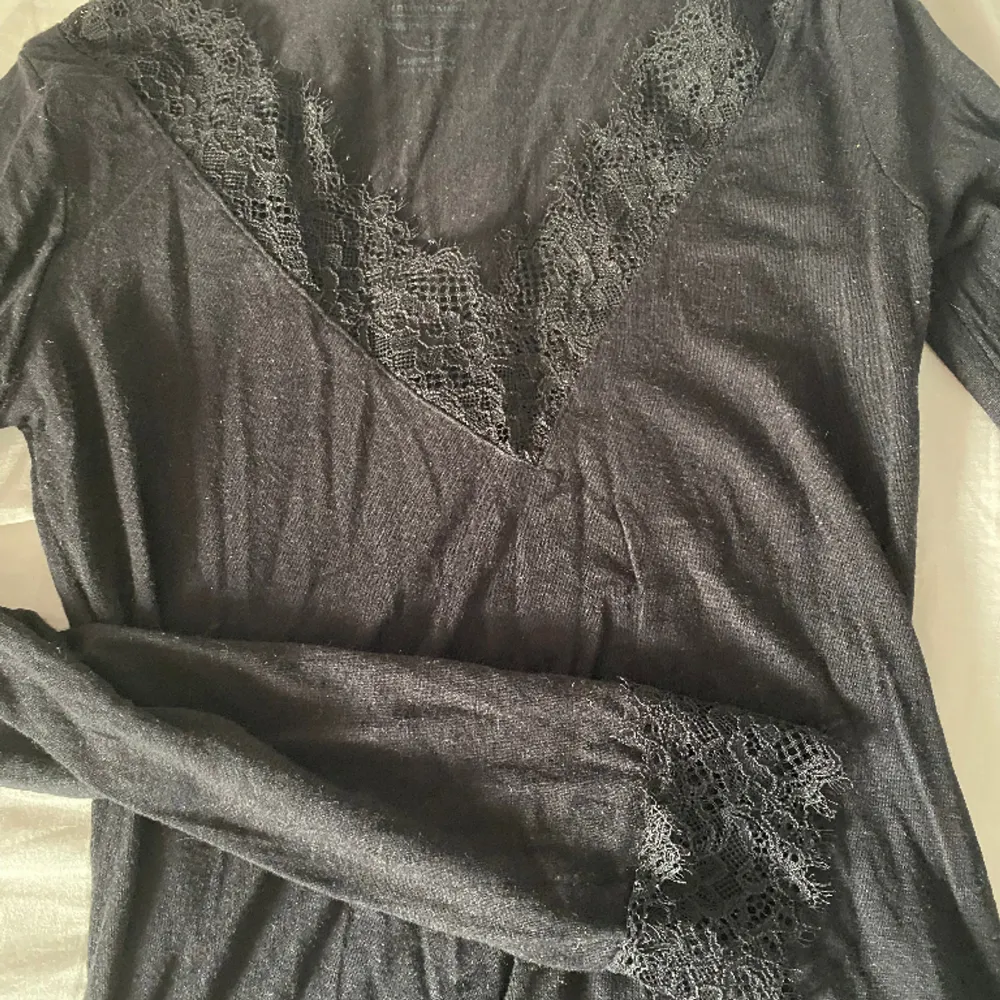 En intimissimi tröja köpt ifrån deras hemsida. Har endast testat och har legat i min garderob ett tag nu orörd. . Tröjor & Koftor.