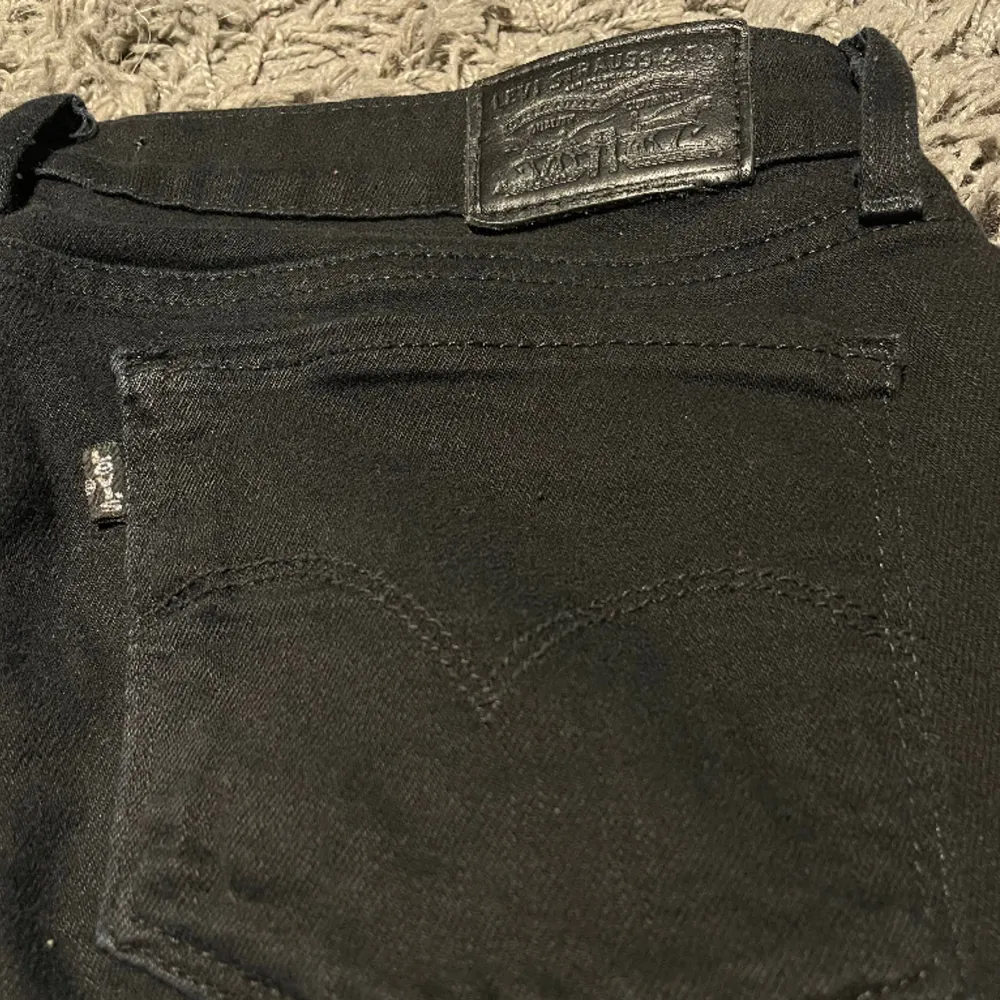 Säljer lågmidjade bootcut jeans från Levi’s. Modellen 715 bootcut. . Jeans & Byxor.
