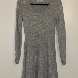 Klänning - Så fin grå klänning från Hollister! Har använts några jular och är såååå fin med en superfin passform! Har verkligen älskat den men är tyvärr för kort nu då jag blivit 176!