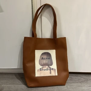 Handväska, fint skick!  - Handväska som är köpt utomlands. I fint skick. Använd enstaka gånger. En utvändig ficka. Snyggt tryck. 