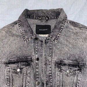 Jeansjacka - PULL&BEAR jacka. Fint skick, använd 2-3 gånger. Lite oversized. Kan skicka fler bilder.