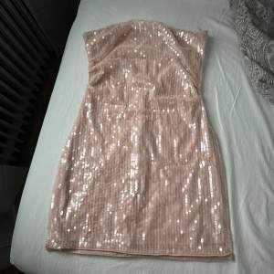 Kort glittrig tight klänning! Köpt från zara förra året och har bara använt den till en fest! Storlek M! Använd köp nu funktionen❤️ Ny pris: 499kr