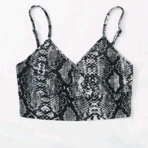 Crotop - En jätte fin croptop som aldrig blivit använd! Säljer då den bara hänger i garderoben🥰