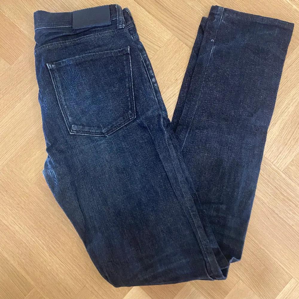 Hej! Säljer nu mina Jeans från märket J.Lindeberg , storlek 32/34 fint skick. Varan är givetvis äkta. Modellen är 180cm och väger 70kg Tveka inte på att höra av dig om du har frågor eller funderingar kring varan! . Jeans & Byxor.