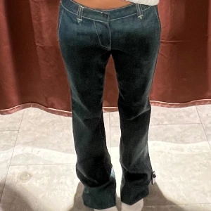 Jeans med fickor  - Jättecool detalj med fickorna och unik tvätt. Dom är lågmidjade 