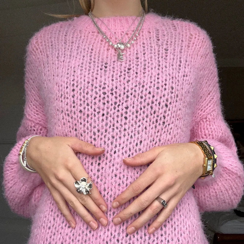 Skitsnygg rosa tröja från Vero Moda! Nypris 500 kr och bara använd ett fåtal gånger. Funkar som en jättebra julklapp eller till sig själv! Lätt att styla också!!!💕💕💕köpare står för frakt. . Stickat.