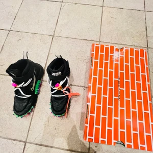 Off-white Nike air force 1” - Har haft dom typ 5 gånger Max man får med lådan det är storlek 39/40 köpde dom i Stockholm 