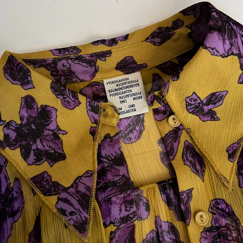 Oanvänd snygg skjorta/blus från Baum und Pferdgarten med medhörande linne. Senapsgul med lila blommor. Fint tyg och kvalitet. St Small. 100% Viskos . Blusar.