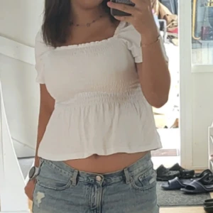 Fin sommar blus - Använd cirka 5 gånger, men säljer då den inte är min stil längre, står inte för frakten