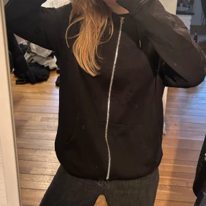 Svart zip - Säljer denna jättemysiga svarta ziphoodien från asos i lite oversized modell. Endast använd några få gånger så fortfarande i väldigt fint skick. Priset kan diskuteras💕
